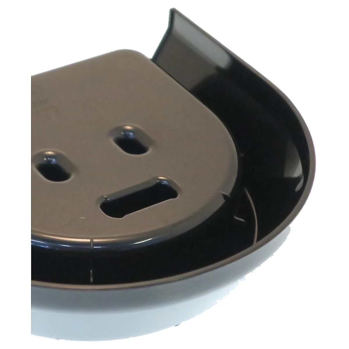 Detalje af drypbakkens buede kant i sort plast