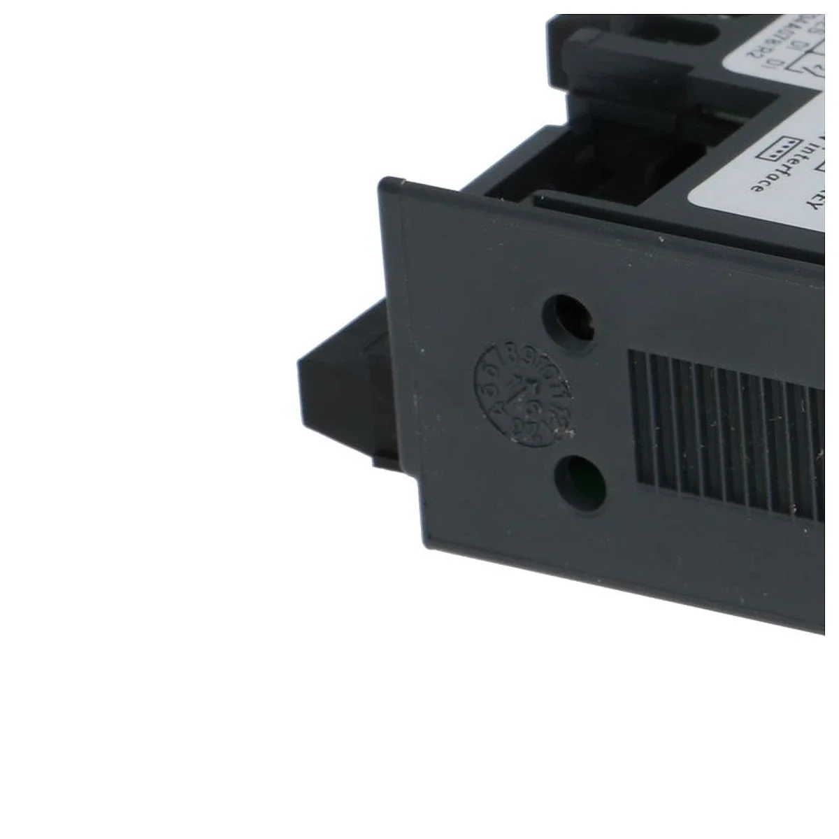 Detalje af sort kabinet med ventilationsriller på CAREL IR33