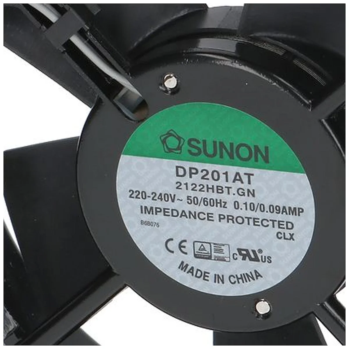 Grønt typeskilt DP201AT-2122HBT.GN på ventilatornavet, tæt på