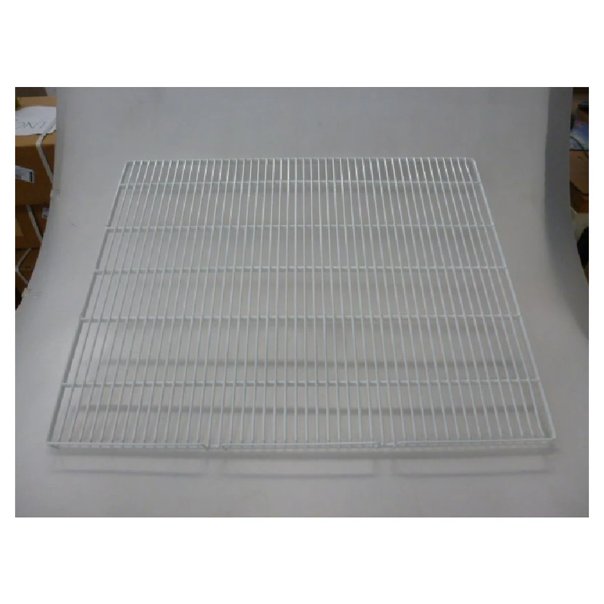 Plastbelagt trådhylde 670 x 535 mm til køleskab, set skråt oppefra