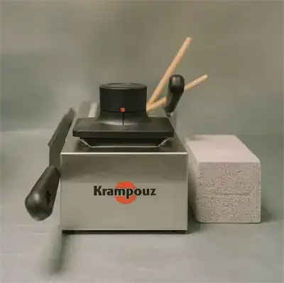 Krampouz AKC1 holder monteret ved siden af Krampouz crêpemaskine i professionelt køkken