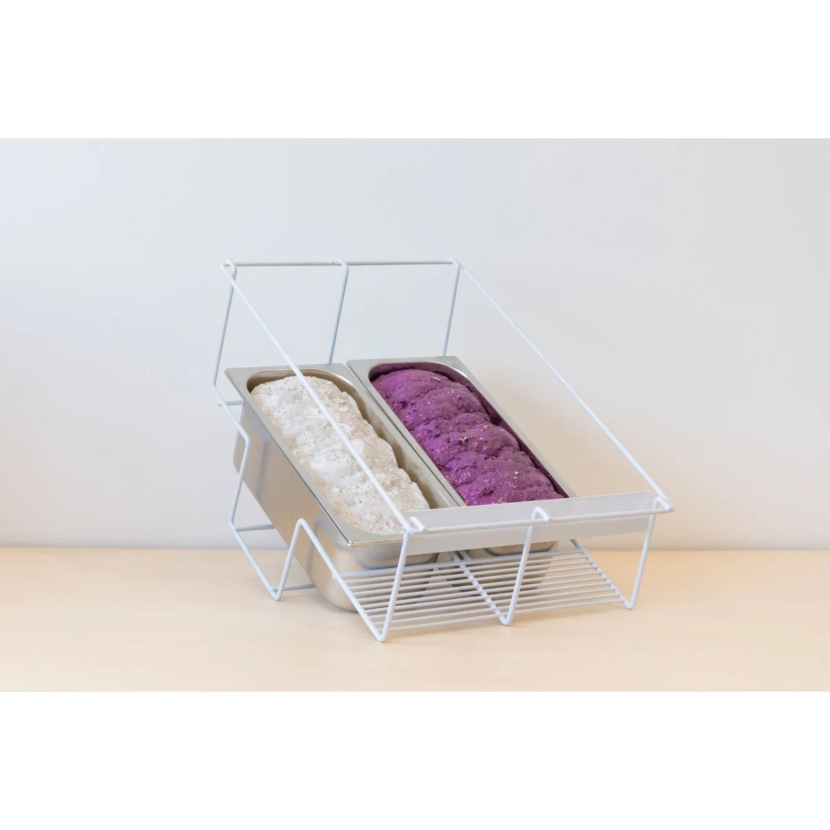 Tefcold kurv til 2 scoop-isbeholdere vist med to isbeholdere med scoop-is i kurven